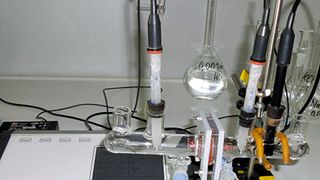 Abb.1: Mithilfe des Mehrparameter-Labor-Messsystems Pro-Lab 5000 wird an der Uni Greifswald die Ionenbeweglichkeit in Lösungen ermittelt. (Bild: Ernst-Moritz-Arndt-Universität Greifswald)