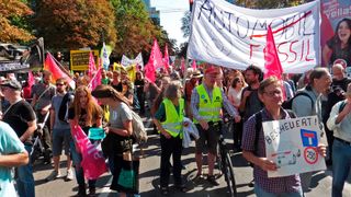 Bei der IAA 2019 in Frankfurt gab es teils heftige Proteste. Ein Szenario, dass in diesem Jahr auch in München bei der Neuauflage der Messe droht. (Bild: IAA_Verkehrswende_Demo_04 / Heinrich Stürzl / CC BY-SA 2.0)
