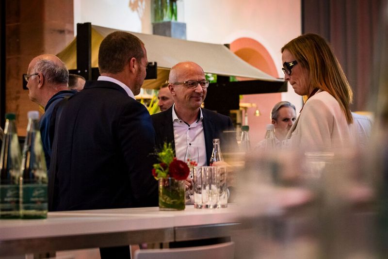 Eindrücke des ersten Kongresstages werden ausgetauscht. (Bild: Stefan Bausewein)