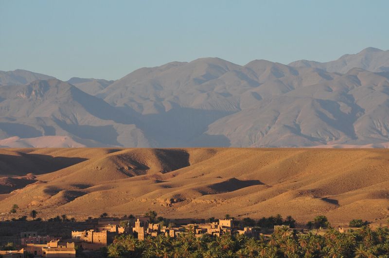 Ouarzazate liegt etwa 1150 m über Meereshöhe zwischen den Gebirgsketten des Hohen Atlas und des Antiatlas. Die Kleinstadt mit 150.000 Einwohnern ist verkehrsgünstig gelegen am Rande der Sahara. (Bild: Isenburg)