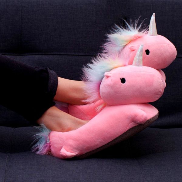 Nie wieder kalte Füße im Büro gibt es mit den beheizbaren Einhorn-Hausschuhen, die via USB aufgeheizt werden.  (Radbag)