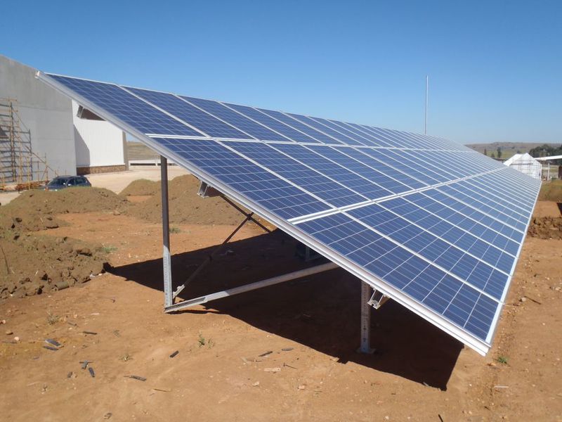 Auf dem Gelände einer neu gebauten Valpré-Wasser-Abfüllanlage von Coca Cola in Südafrika wurde eine Photovoltaikanlage errichtet; die Komponenten lieferte der Photovoltaik-Spezialist IBC Solar aus Bad Staffelstein.  (Bild: IBC Solar)