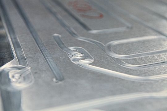 Beispiel einer Mäandernaht zum Verschließen der Kühlkanäle: Die Schweißnaht spielt beim Elektroauto eine wichtige Rolle.(Bild:  Kuka)