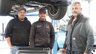 V. l.: Sascha und Benjamin Hilling, Kfz-Servicepoint Hilling GmbH, haben sich für das neue Gear Tronic III von Liqui Moly entschieden. Jakob Göckeler, Liqui Moly, gab die Einweisung. (Bild: Dominsky/»kfz-betrieb« )