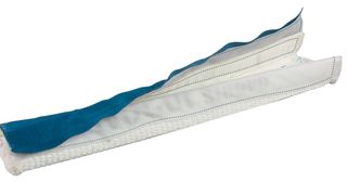 Der „No-Cut-Wrap“ verspricht einfaches Handling beim Kantenschutz textiler Anschlagmittel. (Bild: Spanset)