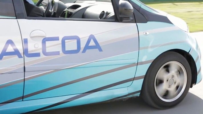 Das elektrisch angetriebene Versuchsfahrzeug mit Aluminium-Luft-Batterie auf dem Circuit Gilles-Villeneuve in Montreal. (Phinergy, Alcoa)