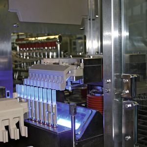 Bild 2: Vor der 
Befüllung werden die Tuben mit einer Genauigkeit von weniger als 2° in eine vorgegebene Dreh-
lage gebracht. 
