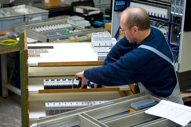 Montage mit Stückliste: Welches Bauteil wohin gehört, steht zurzeit noch auf Papier. Bald projiziert ein Beamer jedes Teil direkt auf den Schaltschrank.  (Schubs)