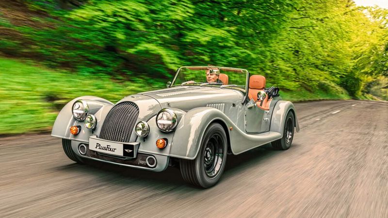 Wer stattdessen auf vierrädrige Fahrzeuge steht, den bedient Morgan nach wie vor mit seinem Plus Four (seit 2020 „Four“ statt „4“). Als Antrieb dient ein 190 kW (258 PS) starker Reihenvierzylinder-Ottomotor von BMW (B48). Erhältlich ist der Roadster mit einem 6-Gang-Schaltgetriebe und gegen Aufpreis mit einem 8-Stufen-Automatikgetriebe. Auf 100 km/h soll das Fahrzeug in 5,2 Sekunden mit dem Schaltgetriebe und in 4,8 Sekunden mit dem Automatikgetriebe beschleunigen, die Höchstgeschwindigkeit gibt Morgan Motor in beiden Varianten mit 240 km/h an. (Bild: Morgan)