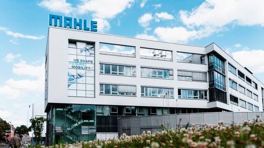 Der Automobilzulieferer Mahle aus Stuttgart hat zwar im letzten Jahr wieder Umsatz- und Gewinnrückgänge erleben müssen, ist sich aber sicher, dass die laufende Strategie die Lage wieder geraderücken wird ...(Bild:  Mahle)