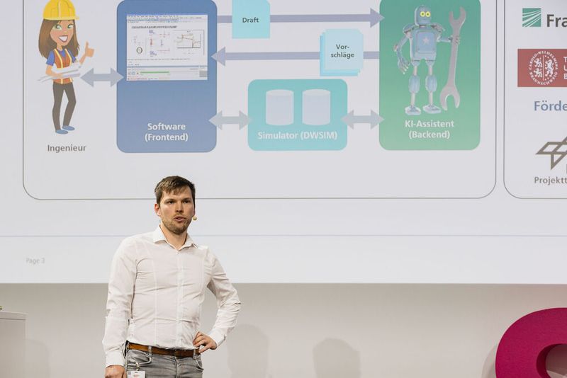 Jaspar Pahl vom Fraunhofer Institut für Integrierte Schaltungen (IIS) stellt eine hybride KI-Methode vor, die Prozesssimulation mit Reinforcement Learning und genetischen Algorithmen kombiniert – angewendet auf Styrolproduktion und azeotrope Trennprozesse. (Bild: Stefan Bausewein)