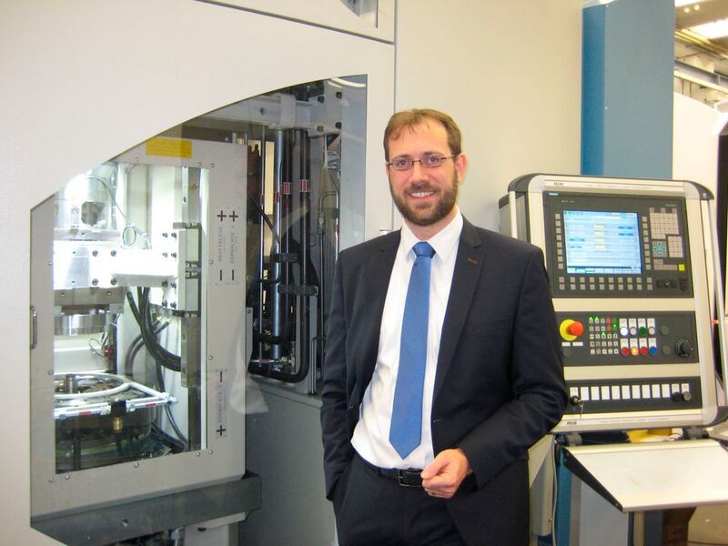 „Eine Rotorwelle für Elektromotoren kann durch die Umformverfahren Rundkneten und Axialformen mit einem bis zu 50% reduzierten Gewicht hergestellt werden, bei Getriebewellen ist eine Einsparung von über 1,9 kg je Bauteil möglich“, sagt Dr.-Ing. Michael Marré, Leiter Entwicklung und Innovation bei der Felss Systems GmbH. (Felss Systems GmbH)