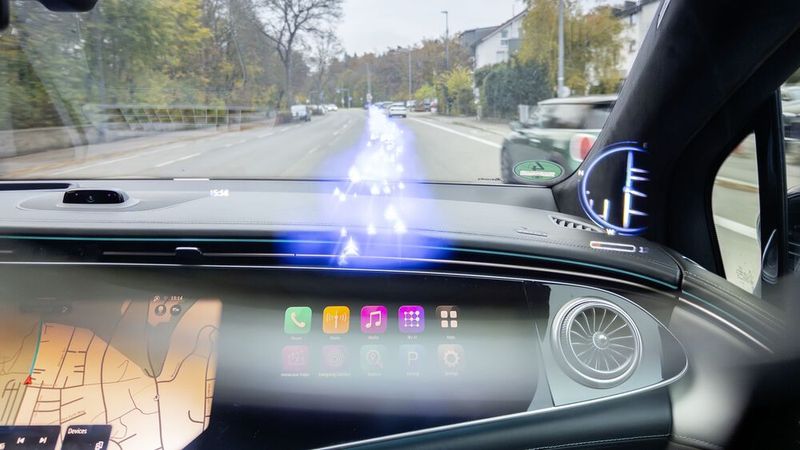 Ein bisschen Spaß muss sein: Der Weg ans Ziel wird über die AR-Brille durch glitzernde (Mercedes-)Sterne angezeigt. (Bild: Mercedes-Benz)