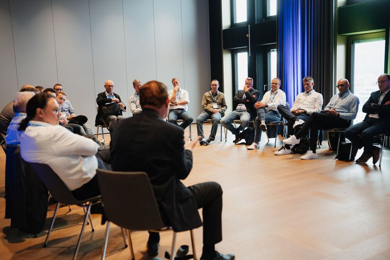 In vier verschiedenen Roundtables waren die Teilnehmenden zum offenen Diskurs eingeladen. (Bild: Vogel IT-Akademie)