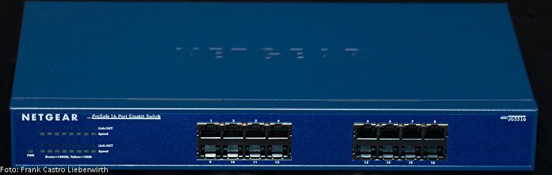 Abbildung 7: Dieser neue kostengünstige Switch hat 16x1000MBit (1 GBit) Anschlüsse und eignet sich für einen 19“ Schrank oder für einen Tisch/Regal-Standort im Labor. Einen Switch einfach auf dem Boden zu legen ist nicht empfehlenswert, da Staub und Dreck offene Anschlüsse beschädigen. Günstige 1 GBit Switches von Markenherstellern sind derzeit auch schon unter 300 Euro auf dem Markt. Obiges Produkt wurde freundlicher Weise von der Firma JessenLenz GmbH zu Fotoaufnahmen zur Verfügung gestellt. (Archiv: Vogel Business Media)