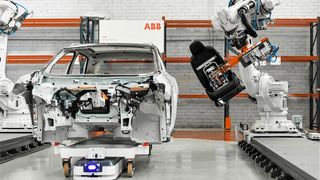 ABB übernimmt Asti Mobile Robotics, um den nächsten Schritt in Richtung neuer, autonom agierender Roboter zu gehen. Hier das Zusammenspiel von ABB- und Asti-Systemen bei der Endmontage im Automobilbau. (Bild: J. Vermeulen)