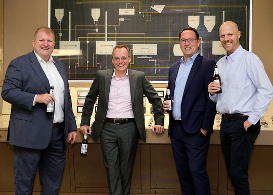 Projektpartner für eines der nachhaltigsten Sudhäuser weltweit (v.l.n.r.): (von links): Holger Wunsch (Leiter Vertrieb DACH & Osteuropa Ziemann Holvrieka), Guido Christiani (Geschäftsführer König-Brauerei), Florian Schneider (Geschäftsführer Vertrieb & Marketing Ziemann Holvrieka), Dr. Matthias Baldus (Leiter Bierherstellung und Energie König-Brauerei). Im Hintergrund ist eine historische Ziemann-Schalttafel aus der König-Brauerei zu sehen.(Bild:  Bitburger Braugruppe)