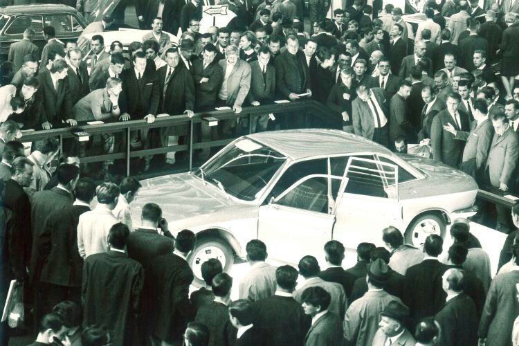 Das öffentliche Interesse bei der Präsentation des Ro 80 auf der IAA 1967 war gewaltig. Das Konzept des Motors war aber auch revolutionär. Er war ein Drittel leichter und benötigte viel weniger Bauteile als ein konventioneller Hubkolbenmotor. (Audi AG)