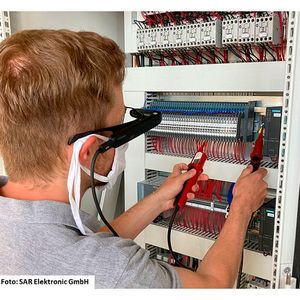 Assisted-Reality-Brillen sorgen für eine kontaktlose Kundenbetreuung, Wartung und Systemabnahme. Das hilft auch beim Schaltschrankbau, obwohl es da ja auf gute Kontakte ankommt...(Bild:  SAR Electronik)