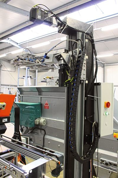 Eine E4-Energiekette von Igus führt und schützt die Leitungen am selbstkonstruierten Roboterarm, wenn der Greifer hoch- und runterfährt. (Igus)