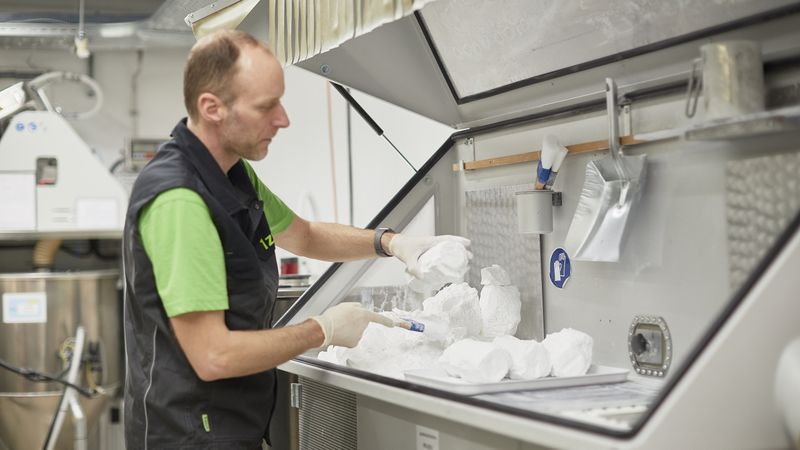 1zu1 setzt seit Jahresbeginn auf klimafreundlichere 3D-Druck-Materialien, steigert den Altpulveranteil um bis zu 10 Prozent und reduziert so den Materialverbrauch.(Bild:  Darko Todorovic)