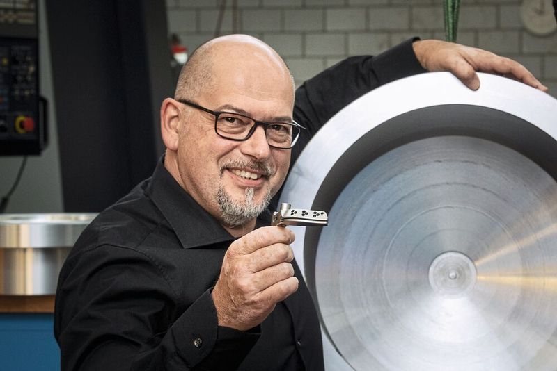 Unternehmer Robert Ott: vom hochkomplexen Frästeil bis hin zum Drehteil mit 900 mm Durchmesser und über zwei Meter Länge beherrscht das Unternehmen die gesamte Fertigungspalette.  (Thomas Entzeroth)
