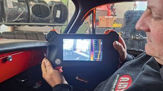 Die Probefahrt nachgestellt: Die Quelle des nervigen Geräuschs an der Tür des Porsche 356 hat Kfz-Meister Jürgen Stengel dank seiner Sound-Cam schnell und zielsicher lokalisiert.  (Bild: Dominsky – VCG)