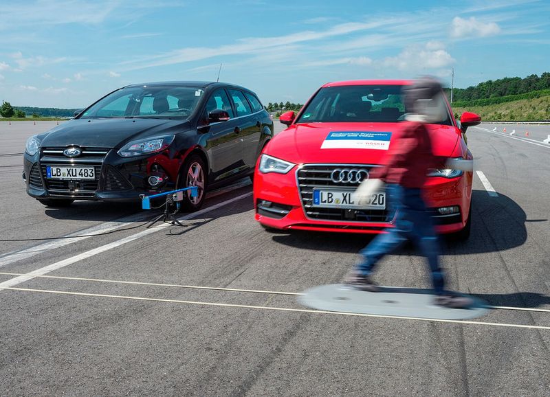 Bosch-Notbremssysteme schützen verletzliche Verkehrsteilnehmer: Auffahrunfälle zählen zu den schlimmsten Kollisionen – insbesondere wenn Passanten oder Radfahrer beteiligt sind. Automatische Notbremssysteme können derartige Kollisionen ganz verhindern oder zumindest die Folgen deutlich abmildern. Laut Bosch-Unfallforschung können mit einem automatischen Notbremssystem allein in Deutschland bis zu 72 Prozent aller Auffahrunfälle mit Personenschäden vermieden werden, hätten alle Fahrzeuge ein solches System an Bord. Bosch bietet automatische Notbremssysteme für alle Fahrzeugklassen an. (Bild: Bosch)