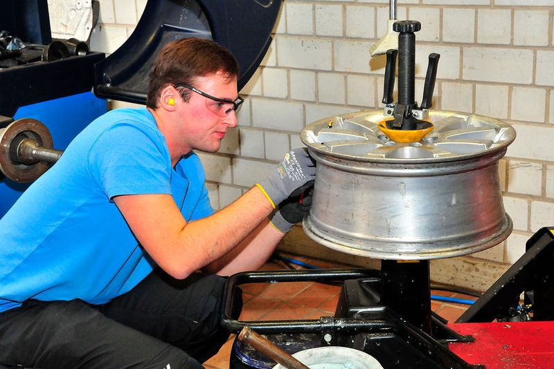 Johannes Waffler aus Bayern beim Austausch eines RDKS-Sensors in einem Runflat-Reifen. (Schmidt)