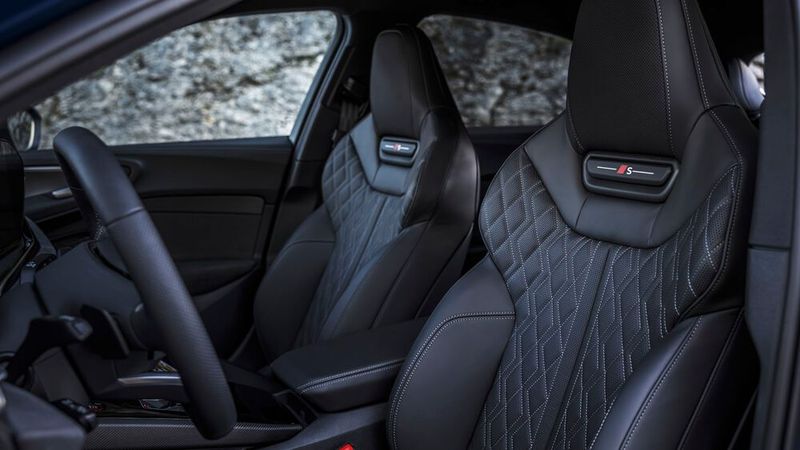 Die stark konturierten Sportsitze im Audi S5 können die vorderen Gäste verbindlich umklammern und damit besser in aufrechter Position halten, sollte es einmla flotter ums Eck gehen. (Bild: Audi)
