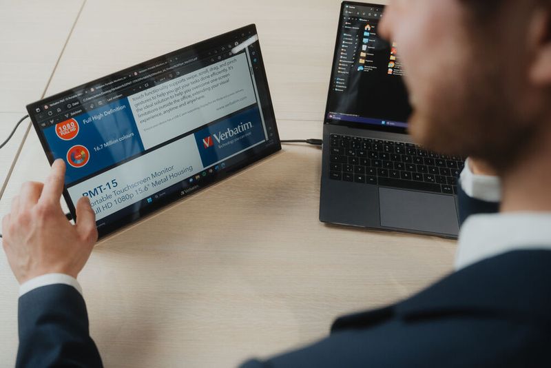 Bei den Geräten mit Touch-Erkennung sitzt das IPS-Panel in einem Aluminiumgehäuse. (Bild: Verbatim)