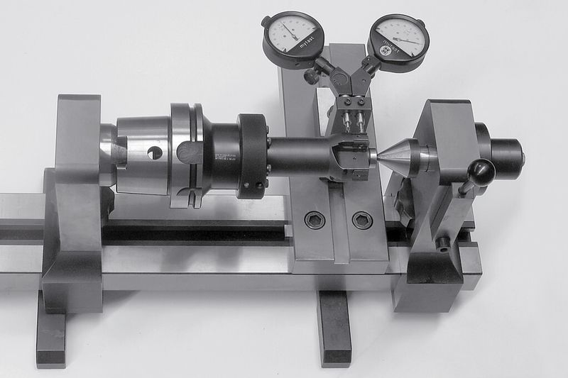 Bild 2: Mit diesem Einstellgerät können die Werkzeuge über zwei integrierte Schrauben feinfühlig auf das Maß justiert werden. (Bild: Komet Group)