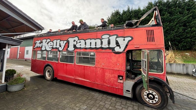 Die Restaurierung begann im vergangenen Oktober. Der K&L-Betrieb IRS Gerardy führte die Karosseriearbeiten durch. In Polch (Landkreis Mayen-Koblenz) restaurierten Karosseriebauer und Fahrzeuglackier der IRS-Gruppe aus ganz Deutschland den Bus gemeinsam mit Joey Kelly im Rahmen einer Speedpainting-Challenge. (Bild: Miller Kommunikation)
