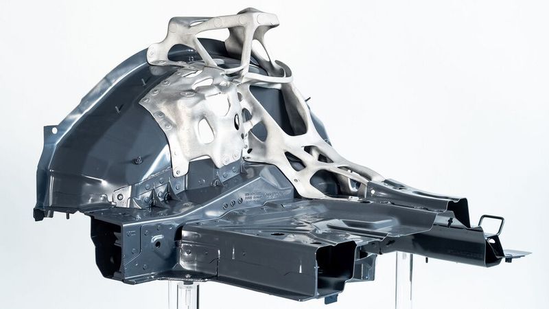 Dieses Prototypenteil von Edag zeigt, was mit dem 3D-Druck möglich ist: die werkzeuglose Herstellung komplexester Geometrien mit hohem Leichtbaupotenzial. (Bild: Edag)