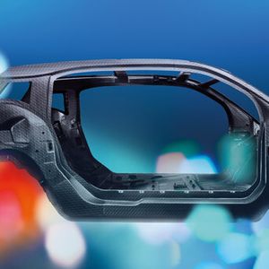 Beim BMW i3 wurde erstmals eine Fahrgastzelle aus Carbon in Serie produziert. Der Werkstoff ist etwa 50 % leichter als Stahl sowie 30 % leichter als Aluminium, aber dennoch hochfest.