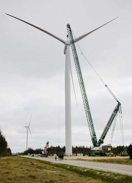 Die erste Prototyp-Anlage ging im Mai 2015 im dänischen Østerild in Betrieb - nur wenige Wochen nach der Produktvorstellung auf der Messe EWEA Offshore. Sie hat bei gleichbleibendem Rotordurchmesser von 154 Metern eine Nennleistung von 7 Megawatt. (Bild: www.siemens.com/press)