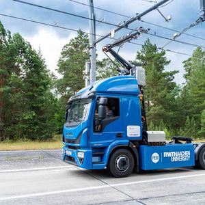 Die Batterie der umgerüsteten Lkw hat eine Kapazität von 280 Kilowattstunden. Geladen werden kann sie während der Fahrt mittels Oberleitung, oder an Ladestationen. Die Reichweite soll bei maximaler Nutzlast bis zu 180 Kilometer betragen.(Bild:  RWTH Aachen)