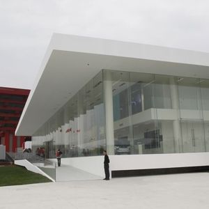 Die strahlend weiße BMW-Welt in Shanghai befindet sich unweit des 2010er Weltausstellungsgeländes.