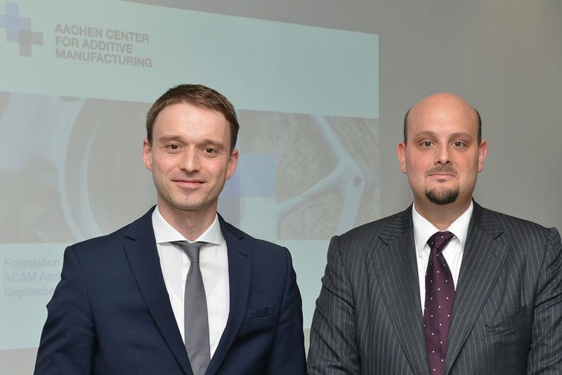 Dr. Johannes Witzel (li) und Dr. Kristian Arntz, Geschäftsführer der ACAM Achen Center for Additive Manufacturin GmbH:„ Wir haben uns in Aachen mit mehreren Instituten zusammengeschlossen, um Additive Manufacturing gemeinsam der Industrie anzubieten.“ (Bild: Fraunhofer-ILT)