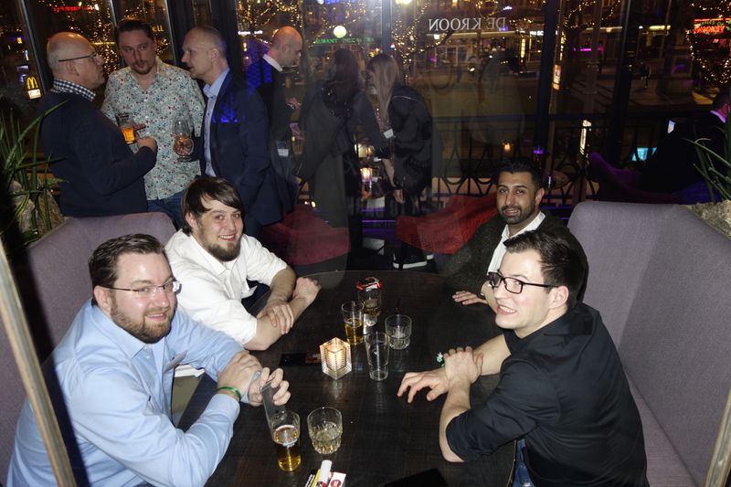 Flash sei Dank -so erkennt man die Jungs doch gleich viel besser! (Bild: IT-BUSINESS)