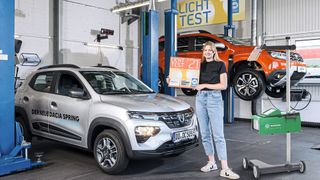 Die 19-Jährige Nina Splettstößer wirbt mit der Botschaft „Gutes Licht! Gute Fahrt!“ in diesem Herbst für die Verkehrssicherheitsaktion. Auf den Licht-Test ist sie über den Instagram-Kanal des Kfz-Gewerbes aufmerksam geworden. (Bild: Promotor)