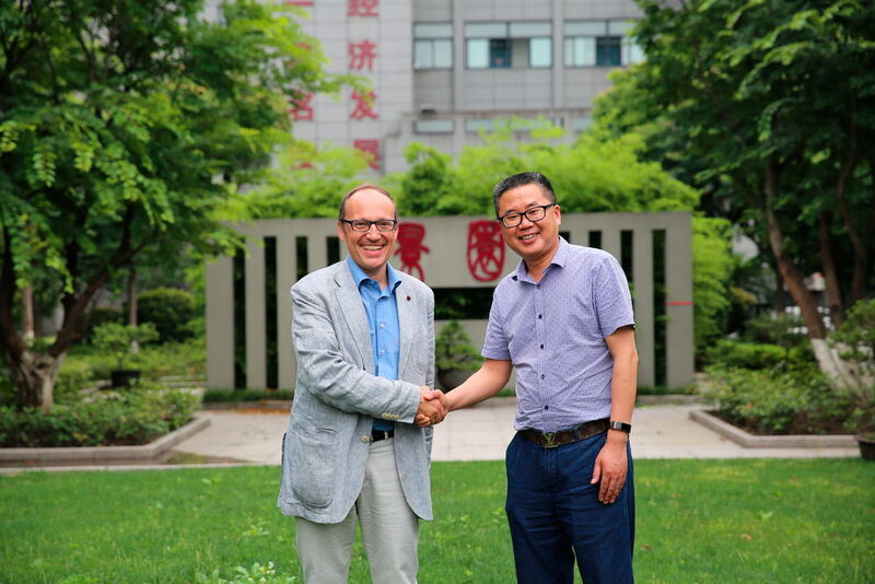 Dr. Pedro Puig (links), CEO von Trace Software International, eröffnet das Elecworks-Schulungszentrum am „Hangzhou-Xiaoshan Technician Institute“. (Tracesoftware)