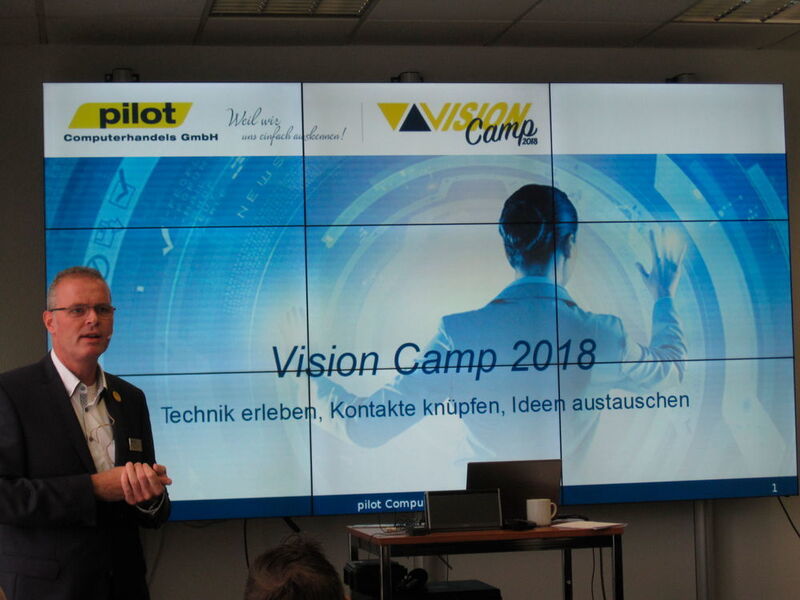 Vertriebsleiter Christian Haack (pilot) eröffnete die Veranstaltung und begrüßte die Gäste und Aussteller des Vision Camp 2018. (Vogel IT-Medien GmbH)