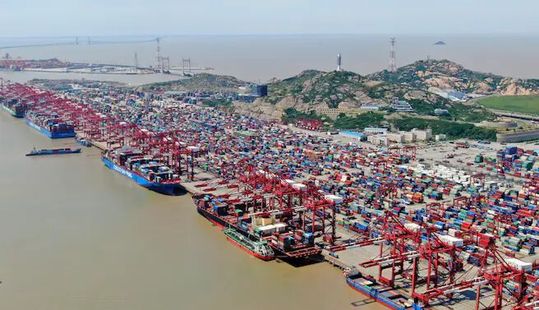 In Shanghai geht wegen Chinas Null-Covid-Strategie seit Wochen nichts mehr. Schiffe stauen sich, Waren bleiben wochenlang liegen, Lkw-Fahrer werfen das Handtuch. Diese Schockwelle trifft bald auch Deutschlands Industrie! Hier mehr dazu... In Shanghai geht wegen Chinas Null-Covid-Strategie seit Wochen nichts mehr. Schiffe stauen sich, Waren bleiben wochenlang liegen, Lkw-Fahrer werfen das Handtuch. Diese Schockwelle trifft bald auch Deutschlands Industrie! Hier mehr dazu...