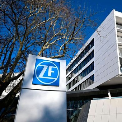 Mit einem blauen Auge davongekommen! Die vor einiger Zeit diskutierten Sanierungspläne für die Rettung des Zulieferers ZF Friedrichshafen stoßen bei Belegschaft, Gewerkschaft und Betriebsrat auf Zustimmung. Dennoch werden es harte Zeiten, wenn die Politik versagt ... (Bild: ZF)