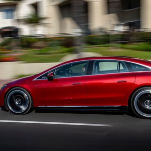 An die Proportionen des EQS wird man sich erst noch gewöhnen müssen.(Bild:  Mercedes-Benz)