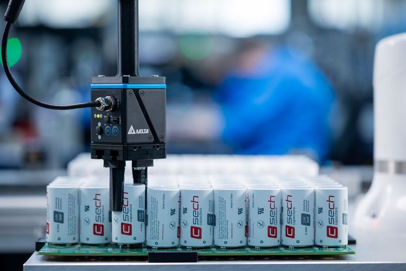 Effizienzgewinn: Eigentlich hätte bei Elektron Systeme und Komponenten die Bestückung der Leiterplatte mit Kondensatoren drei Mitarbeiter in Nachtschicht gebunden. Stattdessen kam der D-Bot zum Einsatz. (Bild: Delta Electronics / Elektron)