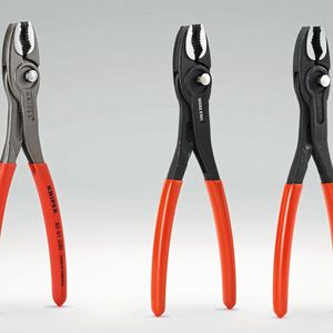 Der erste Platz beim Plagiarius-Wettbewerb wurde in diesem Jahr an die Front- und Seitengreifzange Knipex Twingrip der Knipex-Werk C. Gustav Putsch KG (Original links) verliehen. In der Mitte und rechts sind die Plagiate der chinesischen Händler Mix Together und Decent Craftsman abgebildet, die über temu vertrieben werden.   Die Kombination aus Frontgreif- und Seitengreif-Funktion ist laut Hersteller einzigartig, das besonders belastbare Gelenk ist fünffach einstellbar und soll die ideale Anpassung an verschiedene Werkstückgrößen ermöglichen. Optisch unterscheiden sich die Plagiate vom Original nur durch den glatten Kunststoff der Griffe.   Die minderwertige Qualität zeigt sich laut Aktion Plagiarius in einer geringeren Lebensdauer durch billige Materialien und Verarbeitung sowie an dem schwer zu bedienenden Druckknopf – und an chemischen Ausdünstungen. Knipex‘ Kritik an Temu & Co: Trotz Kenntnis der Schutzrechte und trotz „Notice-and-Take-Down“ eines Plagiats können problemlos baugleiche oder dieselben Plagiate wieder eingestellt werden. Zu wenig Prävention. Und zu wenig Sanktionierung der Verletzer.(Bild:  Aktion Plagiarius e.V.)