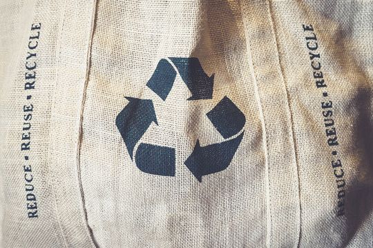 Auch im Textilbereich gilt: Je länger Produkte genutzt werden, desto geringer sind Ressourcenverbrauch und Abfallaufkommen.(Bild:  VTT Studio / iStock / Getty Images Plus)