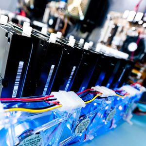 Bei besonders von Hitze betroffenen stationären Geräten kann der Einsatz zusätzlicher Lüfter direkt an den Datenspeichern Abhilfe bringen.